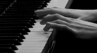 ...am Klavier spielen